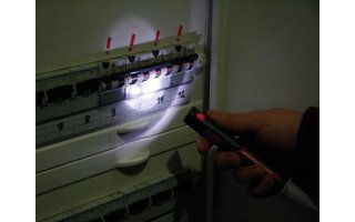 Detector de tensión CA sin contacto con linterna con LEDs