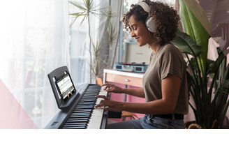 Si tienes un piano Roland, puedes conseguir acceso ilimitado a cientos de canciones y cursos interactivos, disponibles en cualquier momento desde tu ordenador, smartphone o tableta.