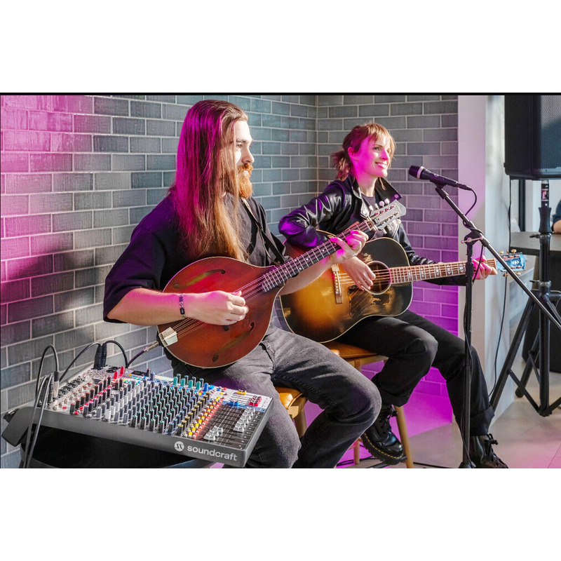 Dúo acústico tocando en directo con una Soundcraft Signature Plus 12 en primer plano