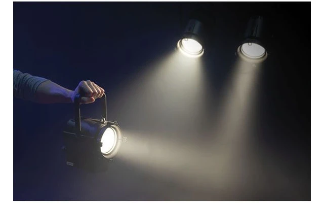 Showtec Performer Fresnel Mini 30 W, 3100 K, alimentación por batería