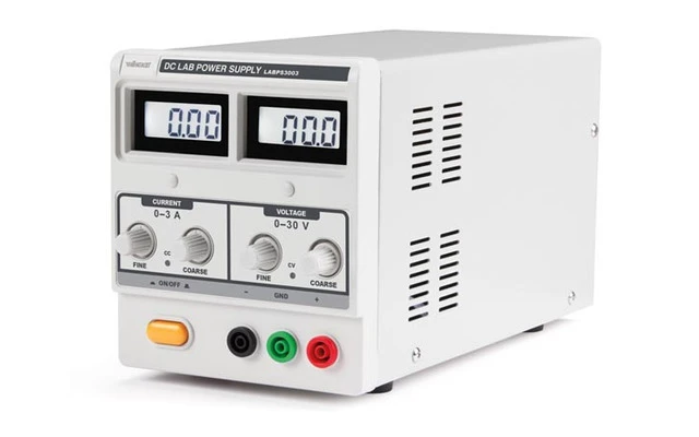 FUENTE DE ALIMENTACIÓN DC PARA LABORATORIO 0-30 VDC / 0-3 A MÁX. CON 2 PANTALLAS LCD