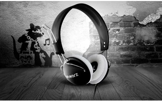 On-Earz Lounge Black White
