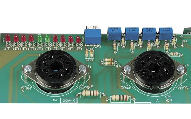 AMPLIFICADOR A VÁLVULAS ESTÉREO / CROMADO