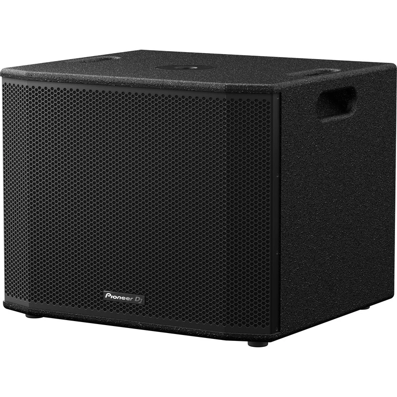 Vista en perspectiva del subwoofer Pioneer DJ XPRS 1152 con el vaso de montaje de la tapa superior a la vista