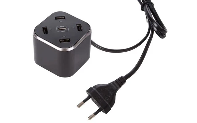 Compacto cargador con 4 x salida USB - 1 x Salida Tipo C - Máx 8.4 A - Máx 42W - Color Negro