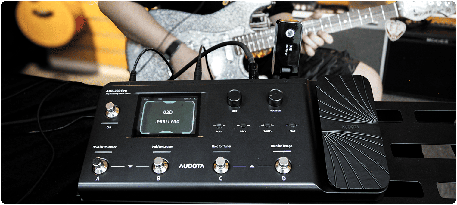 Pedalera AUDOTA AME-200 Pro en un pedalboard junto al receptor del inalámbrico G58