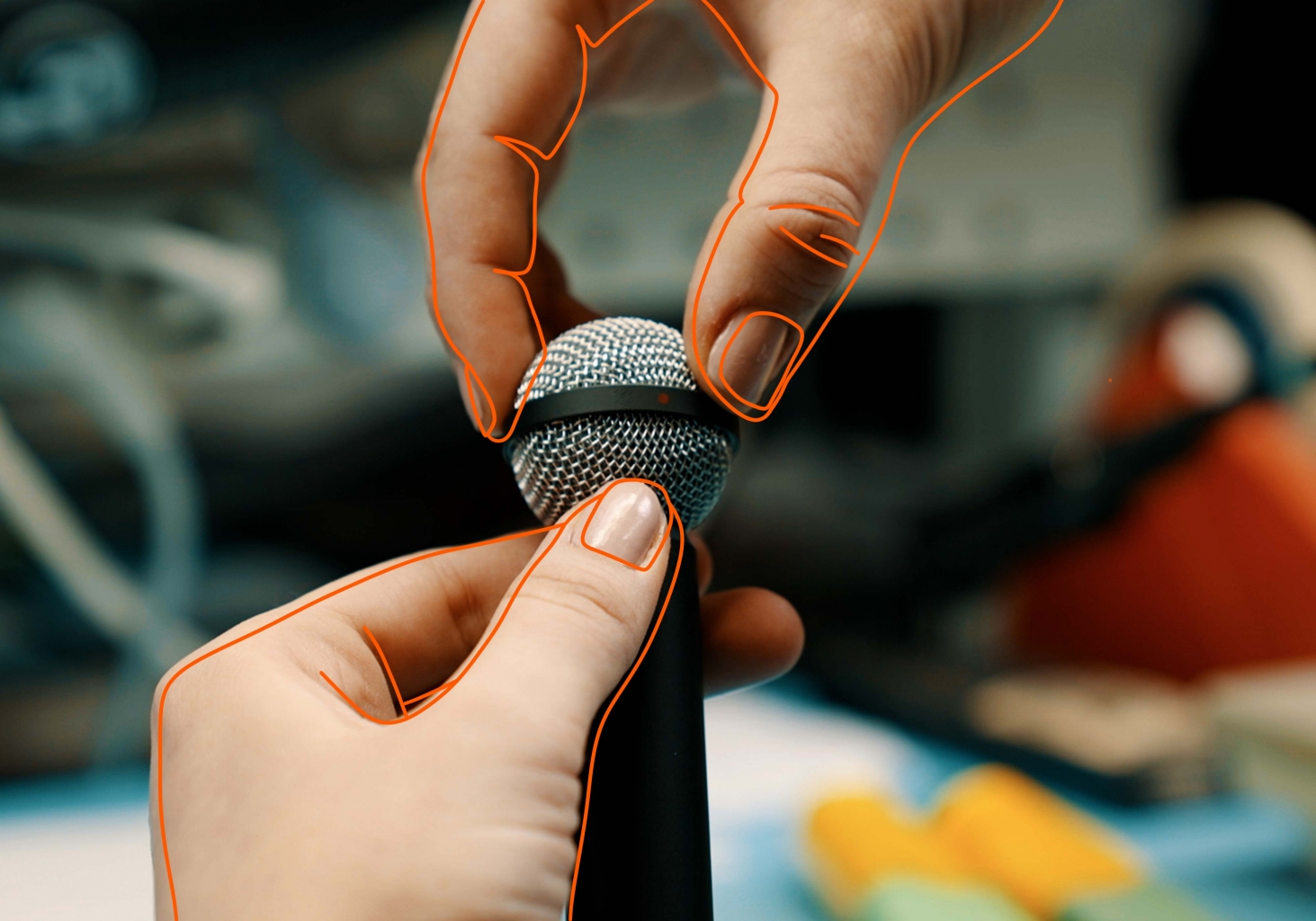 Operaria montando a mano unos auriculares beyerdynamic en la fabrica de Heilbronn, Alemania