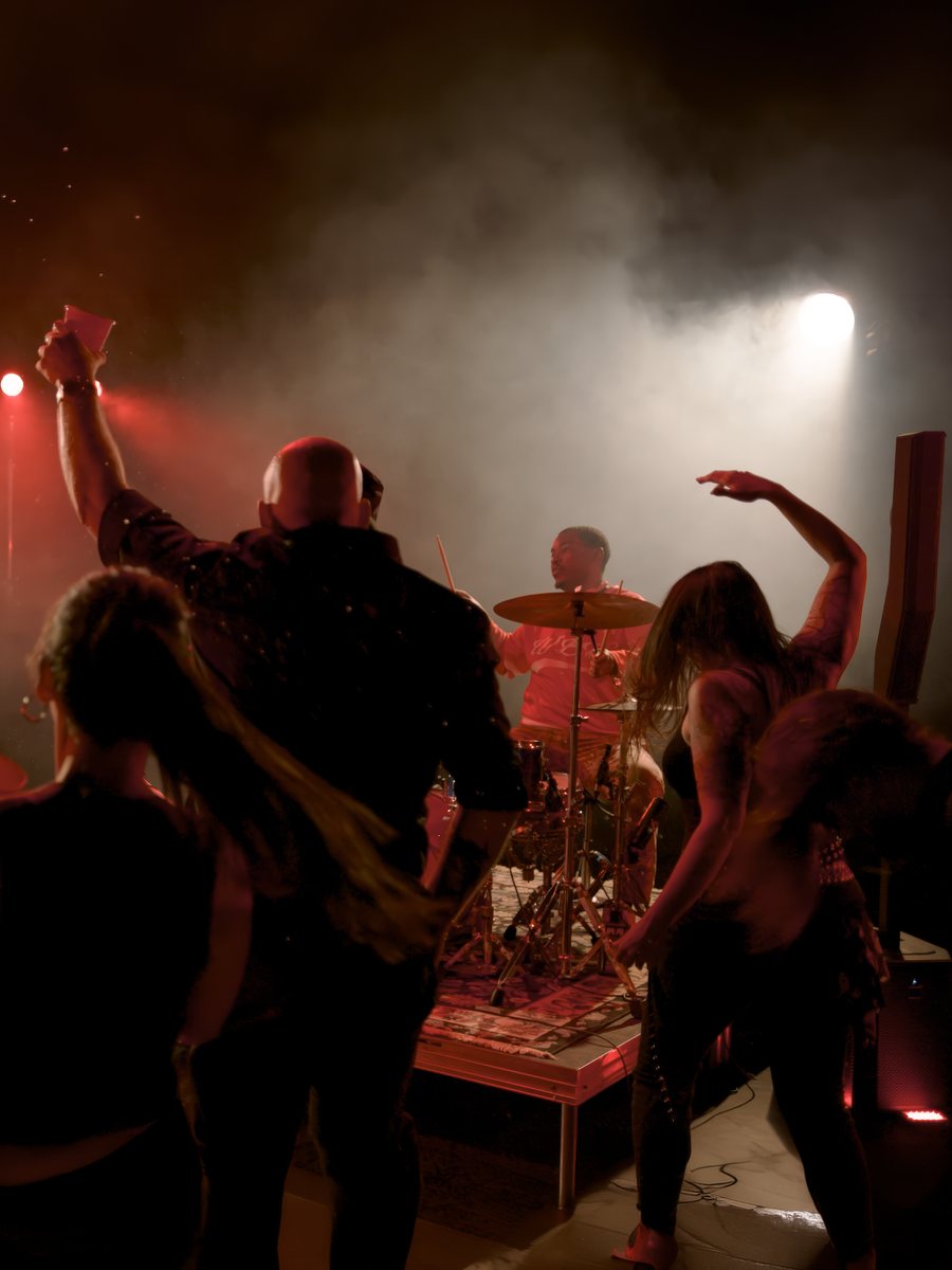 Banda de rock en directo con un sistema Electro-Voice EVOLVE G2 en el escenario