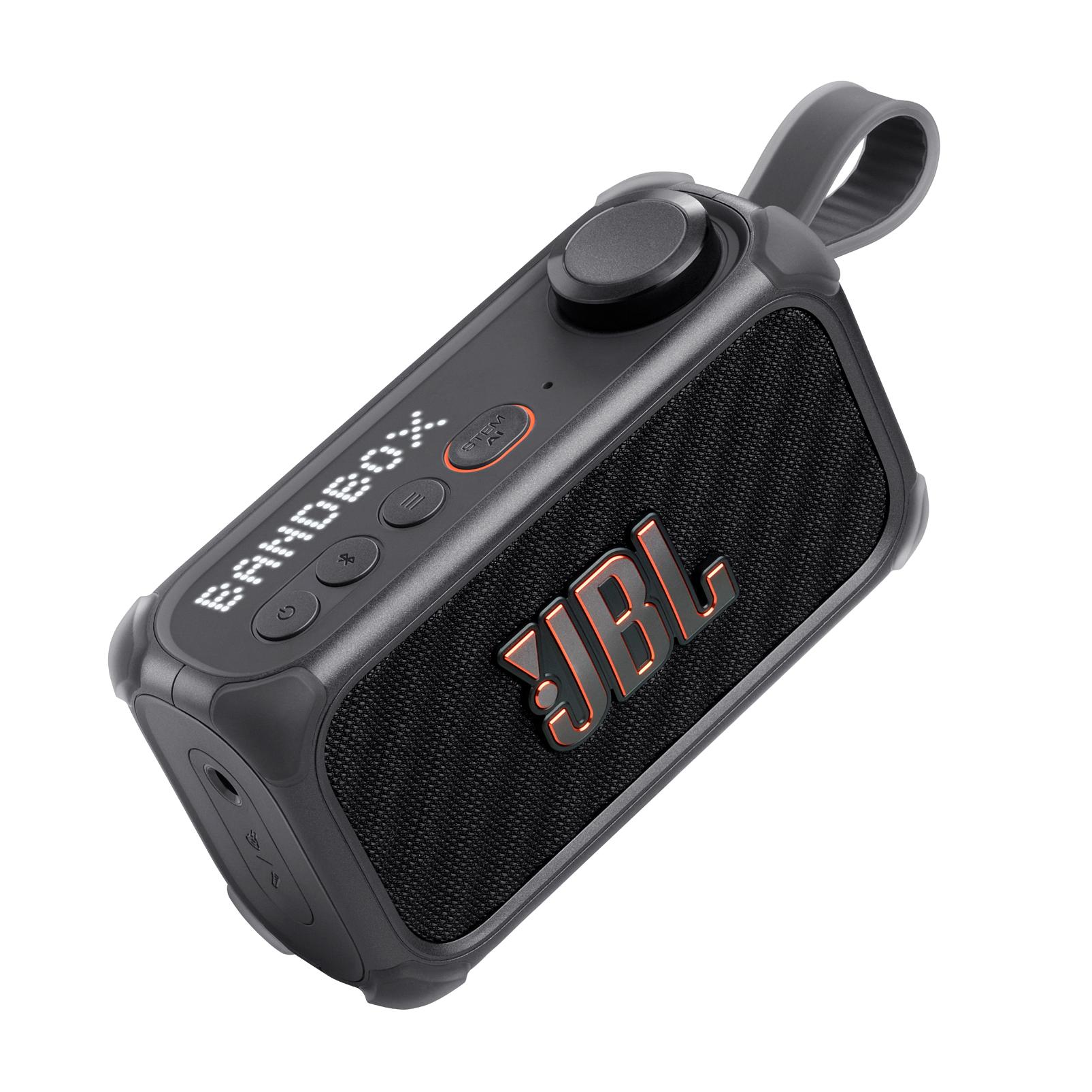JBL BandBox Solo con su asa de silicona, pantalla BandBox y botón Stem AI