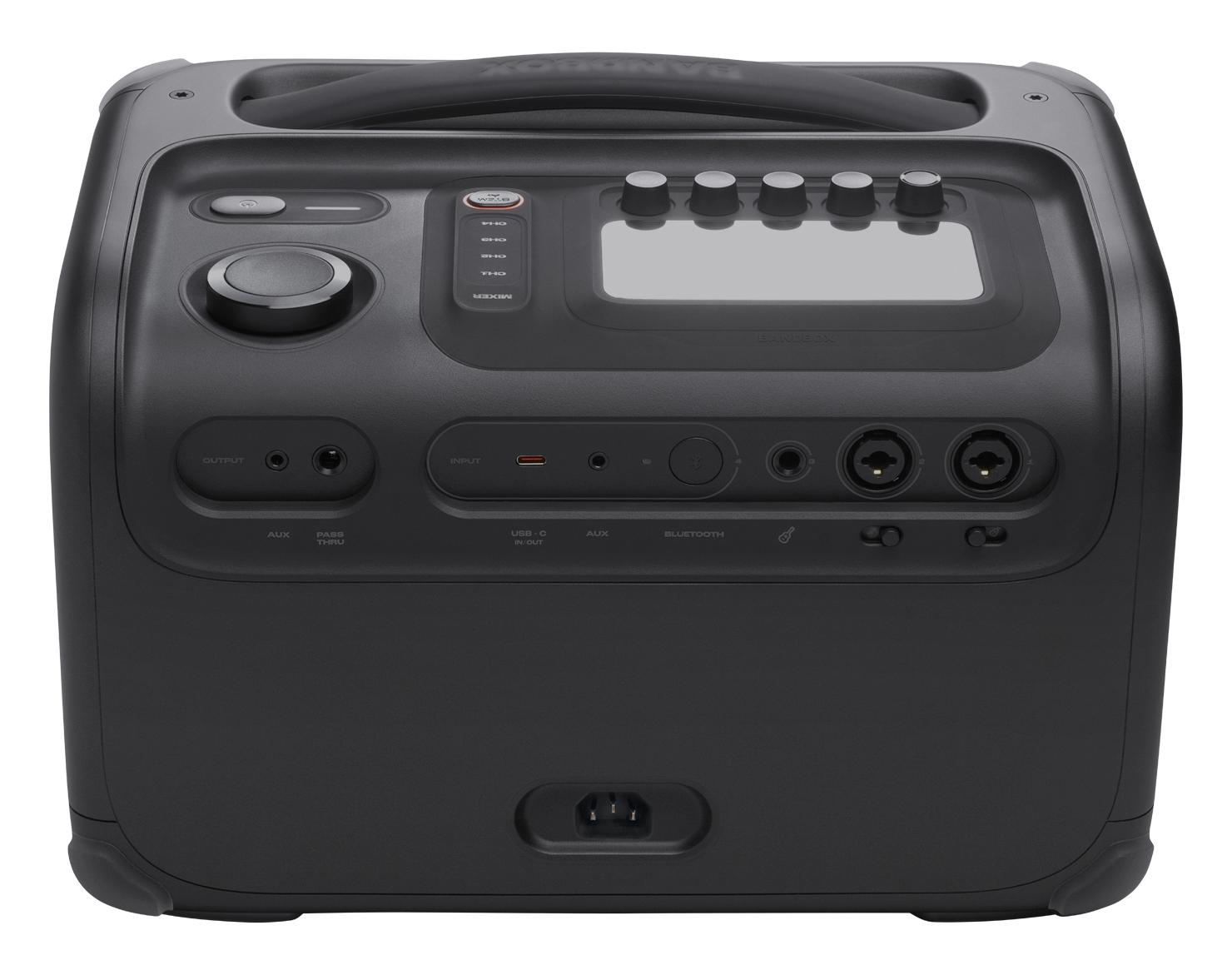 Panel trasero del JBL BandBox Trio: dos entradas combo XLR/jack, entrada de guitarra, Bluetooth, auxiliar, USB-C y salidas Aux y Pass Thru
