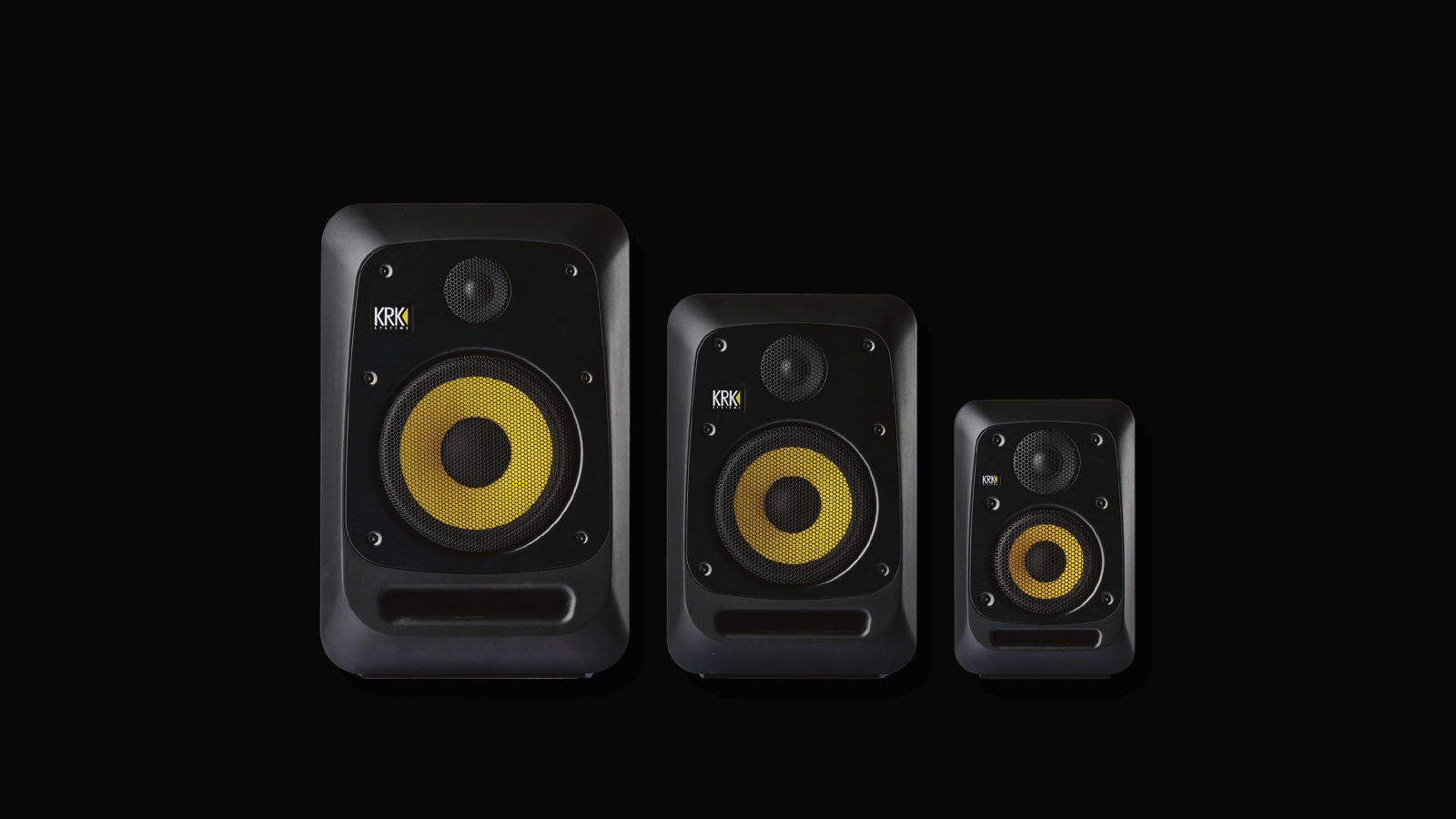 Los tres monitores de estudio KRK V-Series Five, V8, V6 y V4, alineados sobre fondo negro