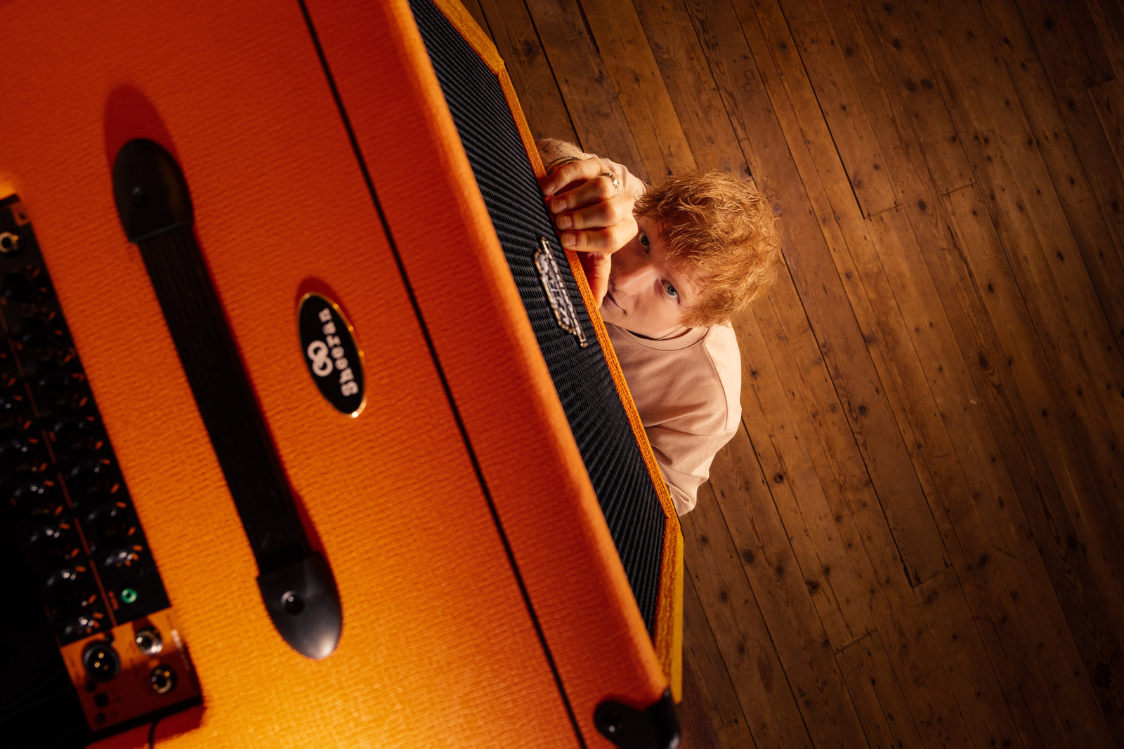 Ed Sheeran junto al Orange Outlowd ES100, con el panel de control y la rejilla del altavoz de 12 pulgadas a la vista