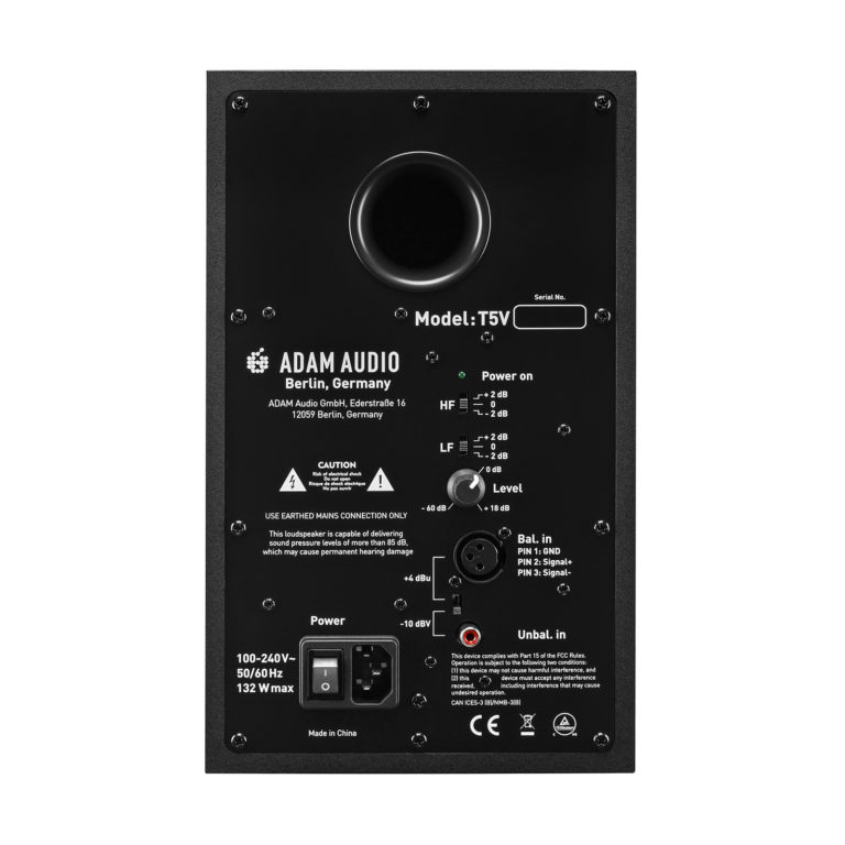Panel trasero del ADAM T5V: puerto bass reflex, conmutadores HF y LF, control de nivel, entradas XLR y RCA con selector +4 dBu / -10 dBV