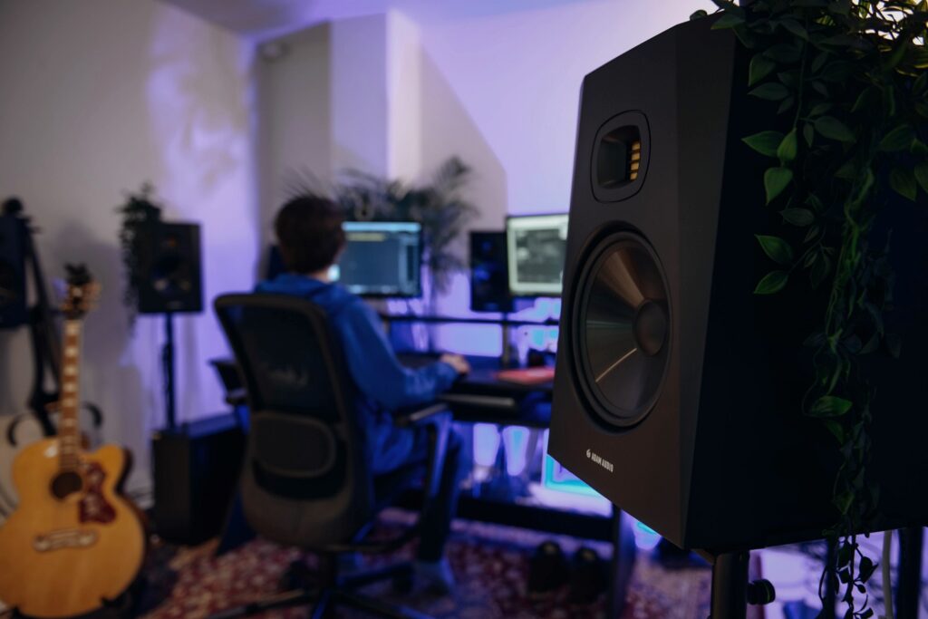 ADAM T8V sobre pie en un estudio de producción, con el tweeter U-ART y el woofer de 8 pulgadas en primer plano