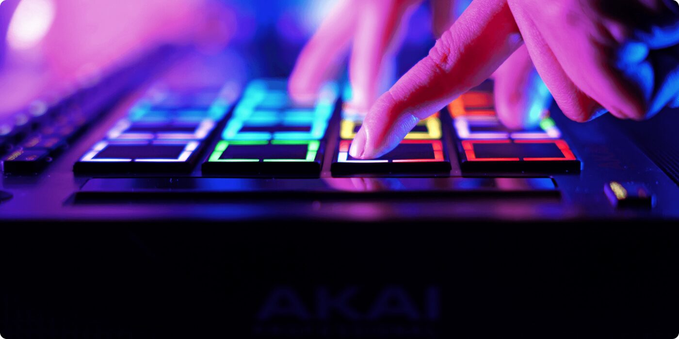 Dedos tocando los pads MPCe retroiluminados de la Akai MPC Live III