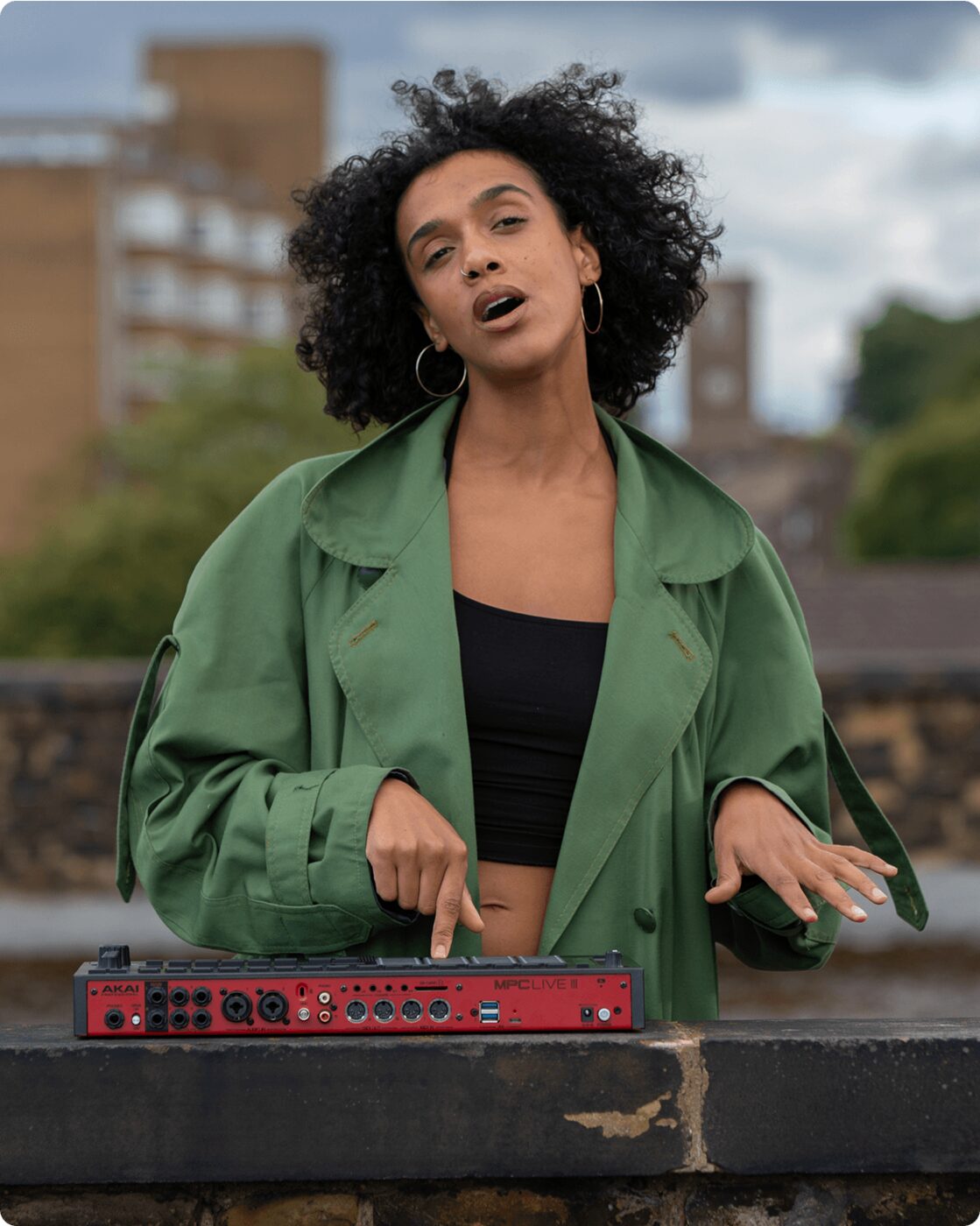 Artista cantando sobre la MPC Live III grabando al aire libre en una azotea