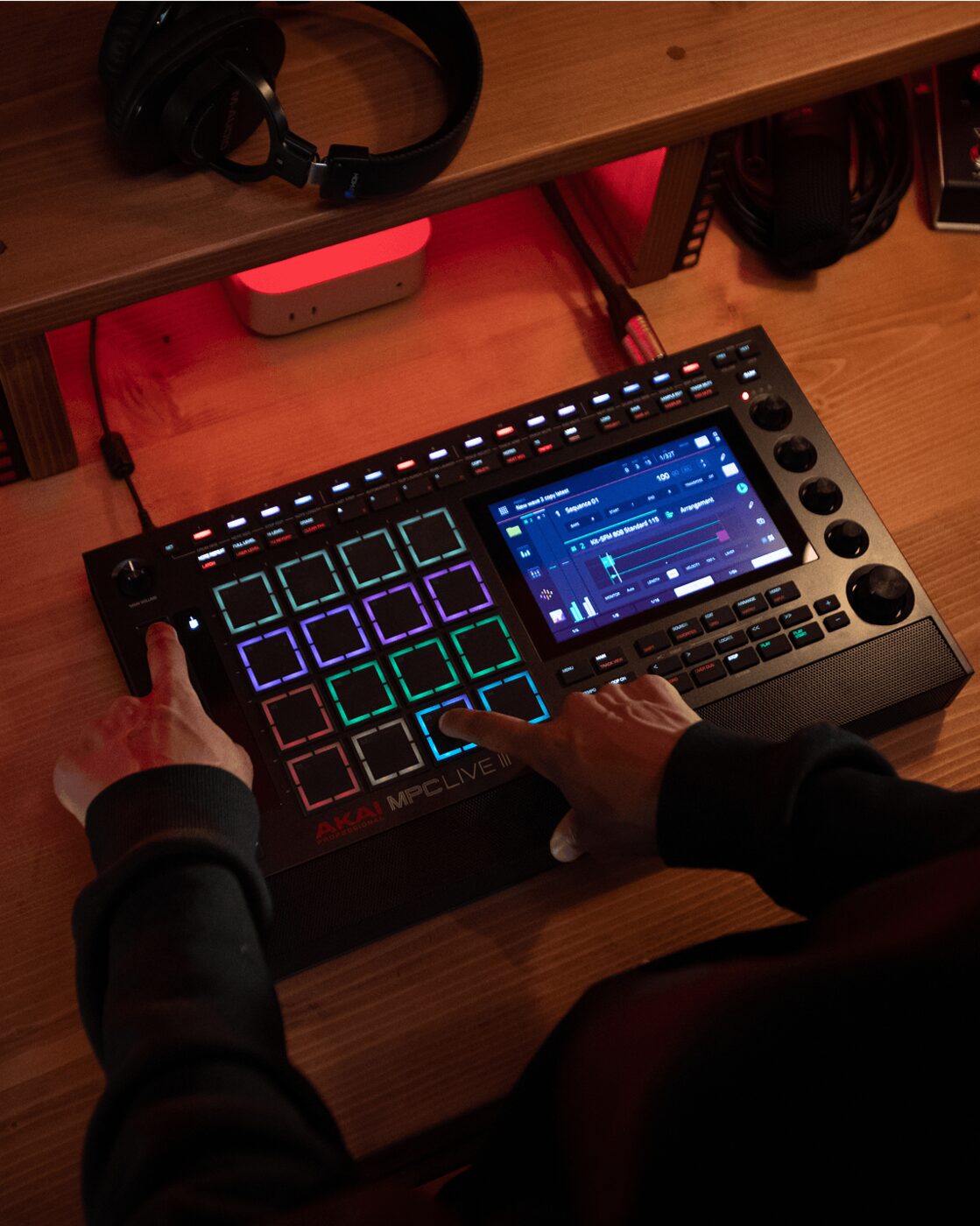 Productor usando la MPC Live III de noche en su escritorio de estudio