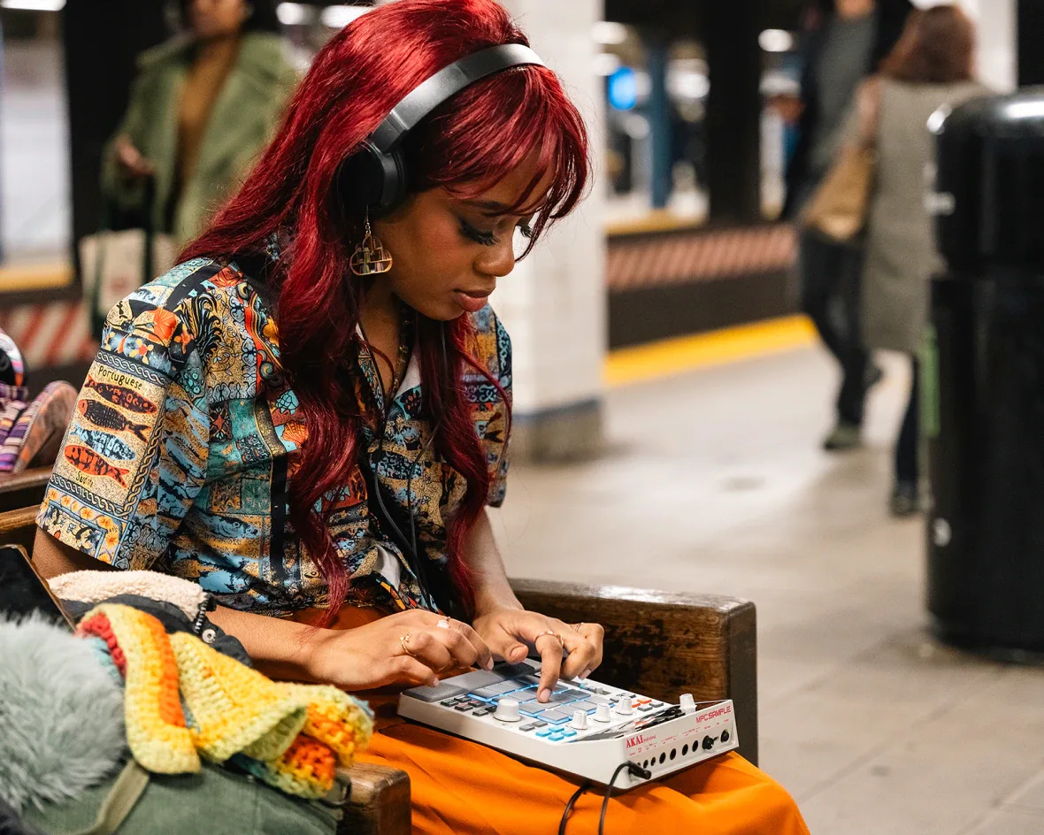 Productora trabajando con la MPC Sample en el andén del metro de Nueva York