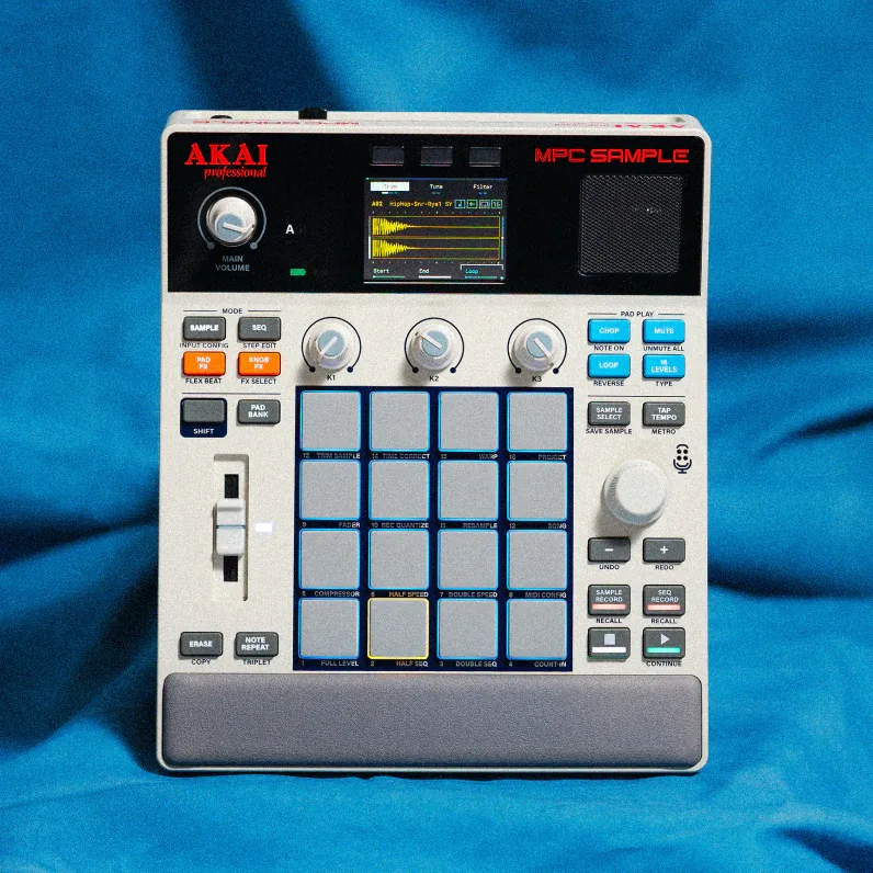 Panel frontal completo de la Akai MPC Sample con sus 16 pads, pantalla y controles