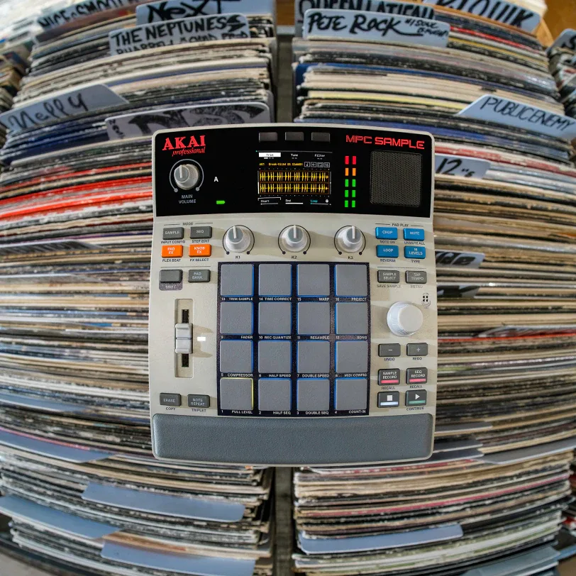 Akai MPC Sample vista cenital sobre una pila de discos de vinilo clasificados