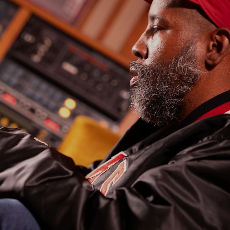 Retrato de un productor en su estudio junto a equipo de rack