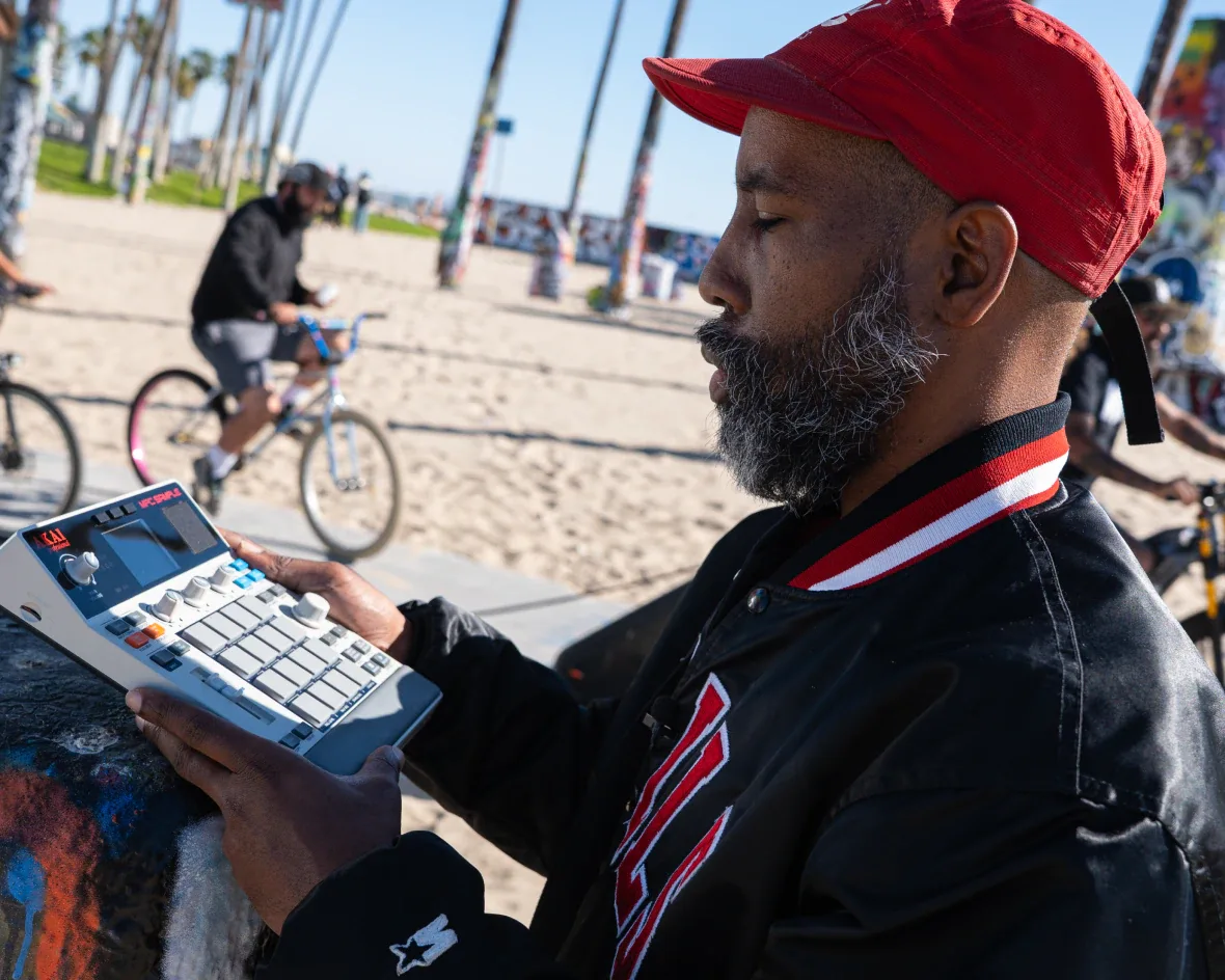 El productor Dibiase usando la MPC Sample al aire libre en Venice Beach