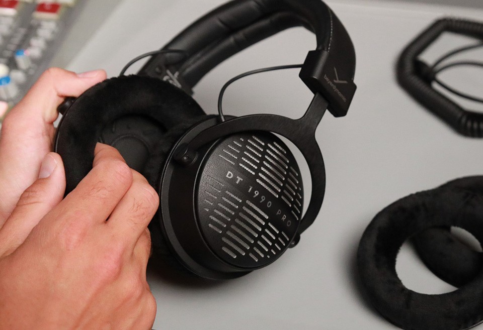 Mãos a trocar as almofadas de veludo do Beyerdynamic DT 1990 PRO MKII junto ao segundo conjunto de almofadas