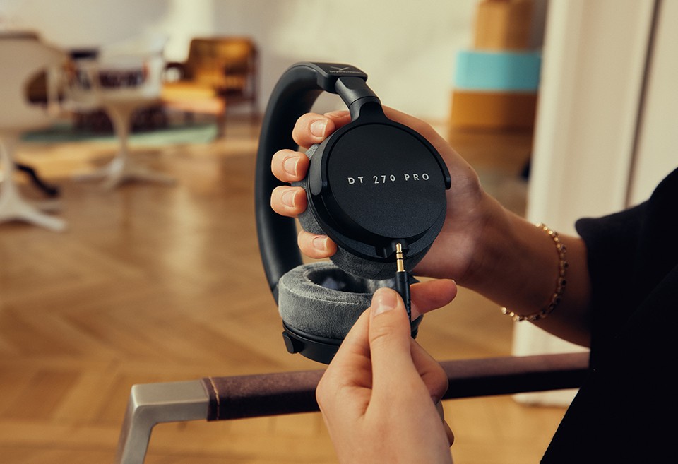 Mão a ligar o cabo amovível à concha dos Beyerdynamic DT 270 PRO