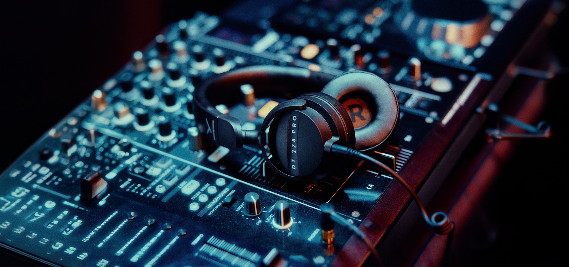 Beyerdynamic DT 275 PRO pousados sobre uma mesa de mistura de DJ