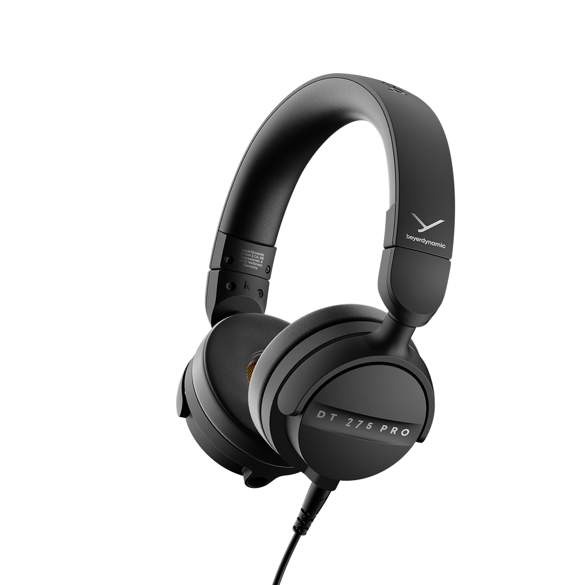 Beyerdynamic DT 275 PRO em perspetiva, com almofadas pretas de pele sintética e detalhe laranja no interior da concha
