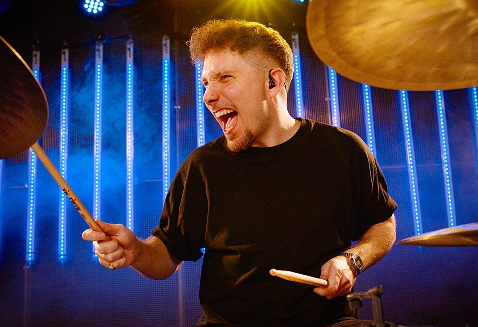 Baterista a tocar em palco com os Beyerdynamic DT 71 IE colocados