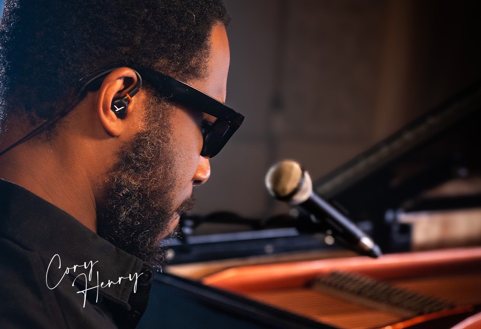 O teclista Cory Henry a tocar com os Beyerdynamic DT 73 IE