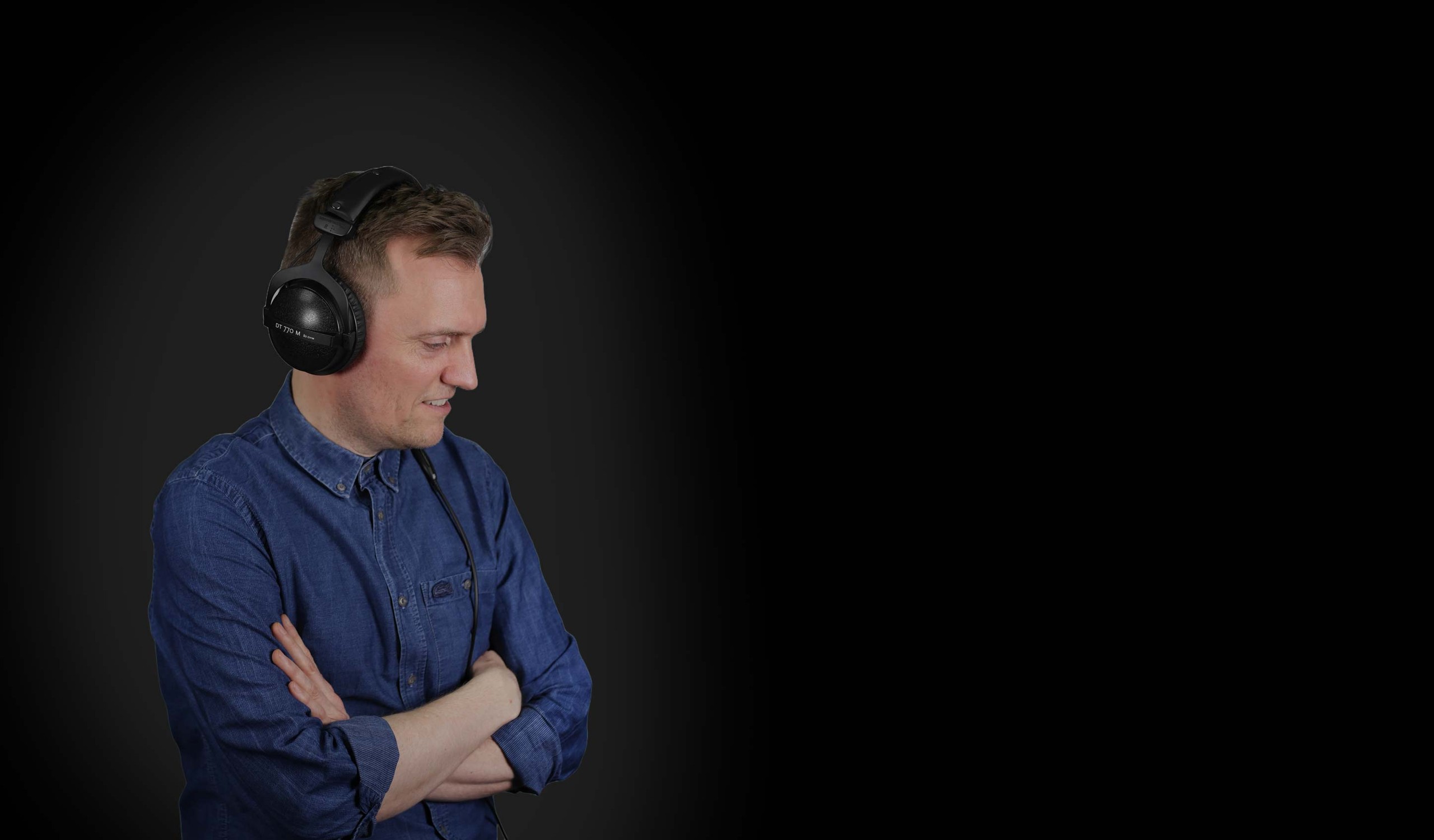 O baterista Jost Nickel com os Beyerdynamic DT 770 M colocados, sobre fundo preto
