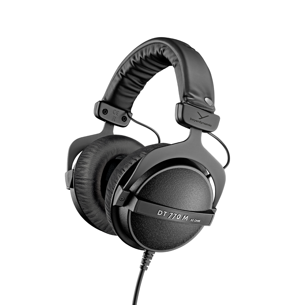 Beyerdynamic DT 770 M em perspetiva, com almofadas pretas e a serigrafia DT 770 M na concha