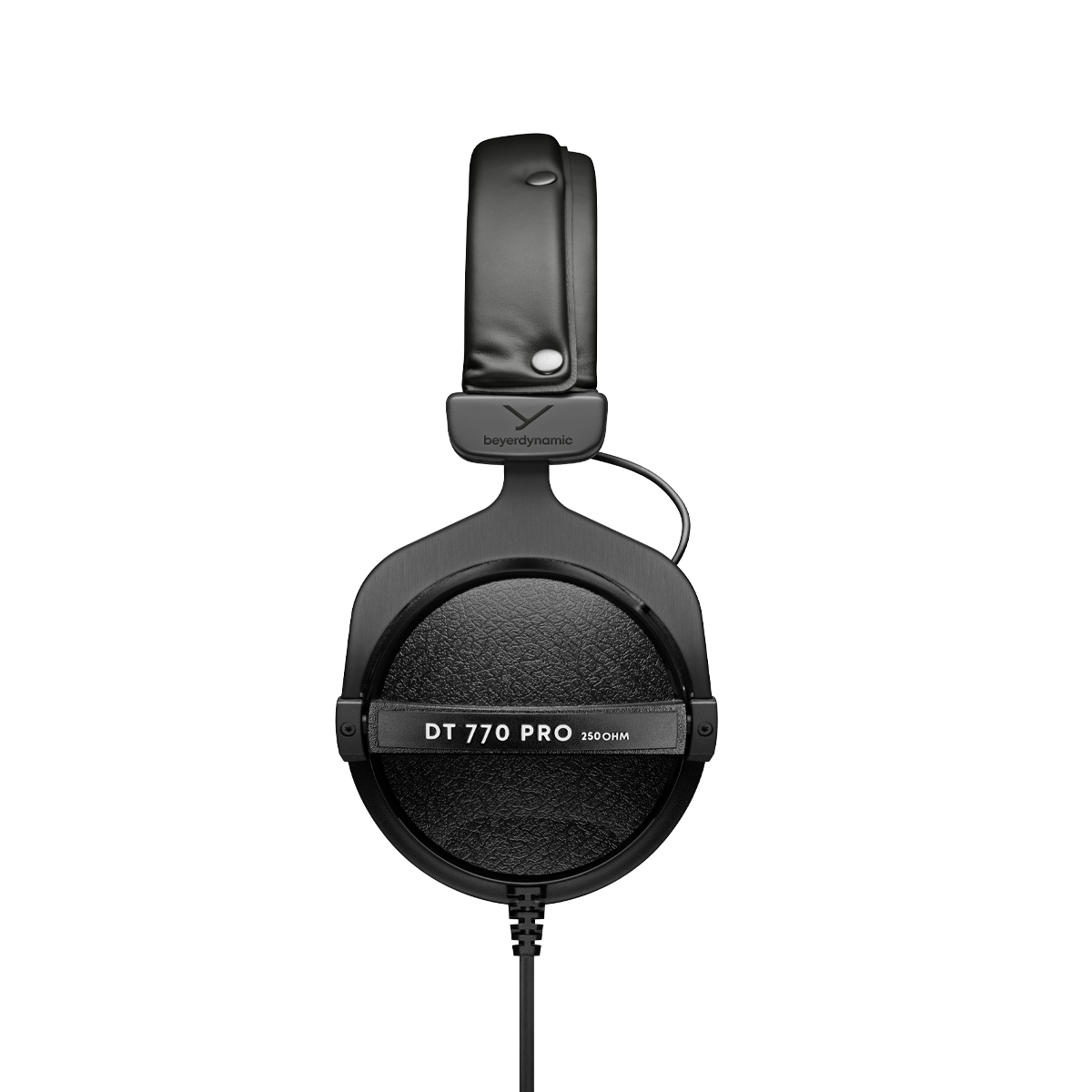Beyerdynamic DT 770 PRO de 250 ohms visto de frente, com a concha fechada e a serigrafia 250 OHM