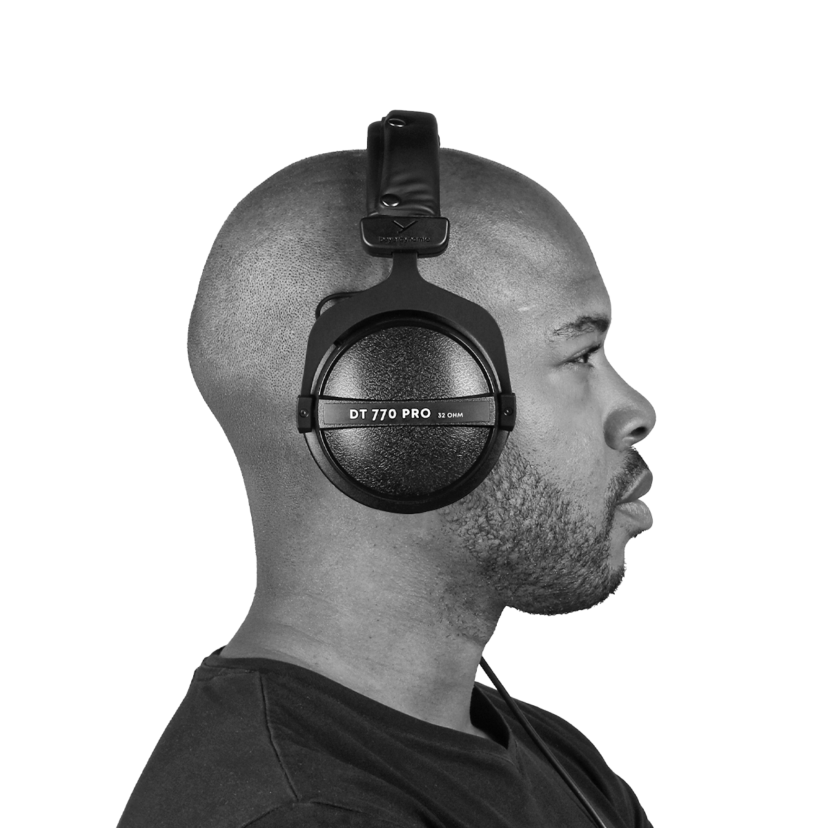 Homem de perfil com os Beyerdynamic DT 770 PRO de 32 ohms colocados, a preto e branco