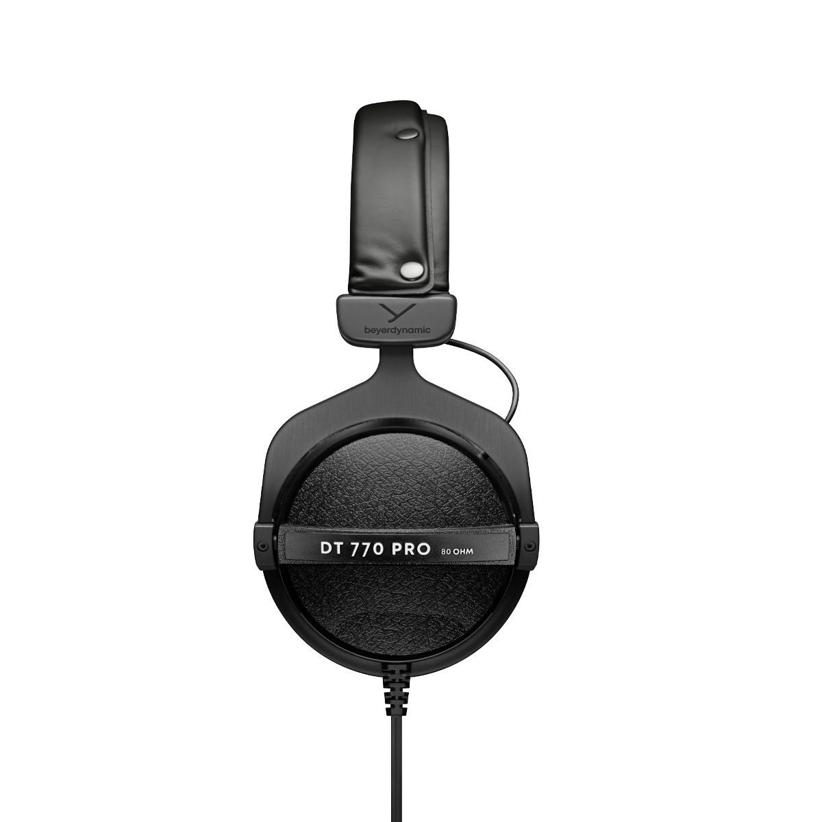 Beyerdynamic DT 770 PRO de 80 ohms visto de frente, com a concha fechada e a serigrafia 80 OHM