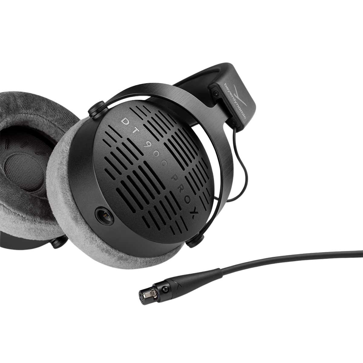 Pormenor da concha aberta dos Beyerdynamic DT 900 PRO X, com a grelha, a serigrafia do modelo e o cabo mini-XLR