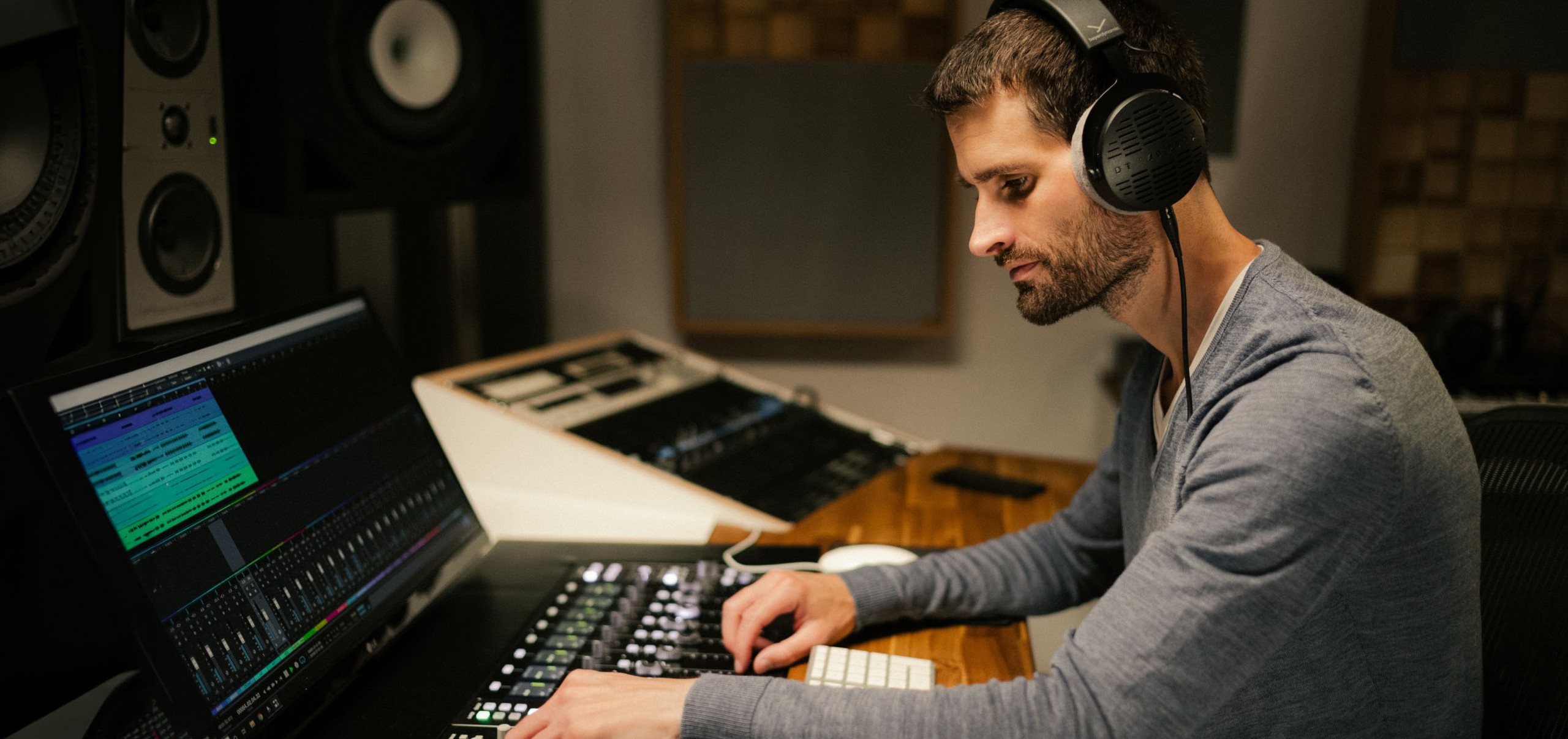 Técnico a misturar numa mesa de estúdio com os Beyerdynamic DT 900 PRO X colocados