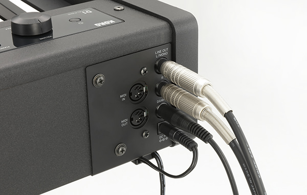 Painel traseiro do Korg D1 com cabos ligados em LINE OUT e MIDI