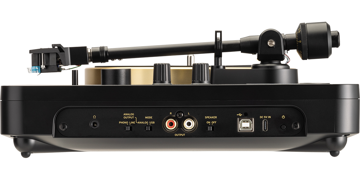 Lateral traseira do Korg handytraxx 1bit com a saída RCA, o seletor de modo, o USB e a alimentação USB-C