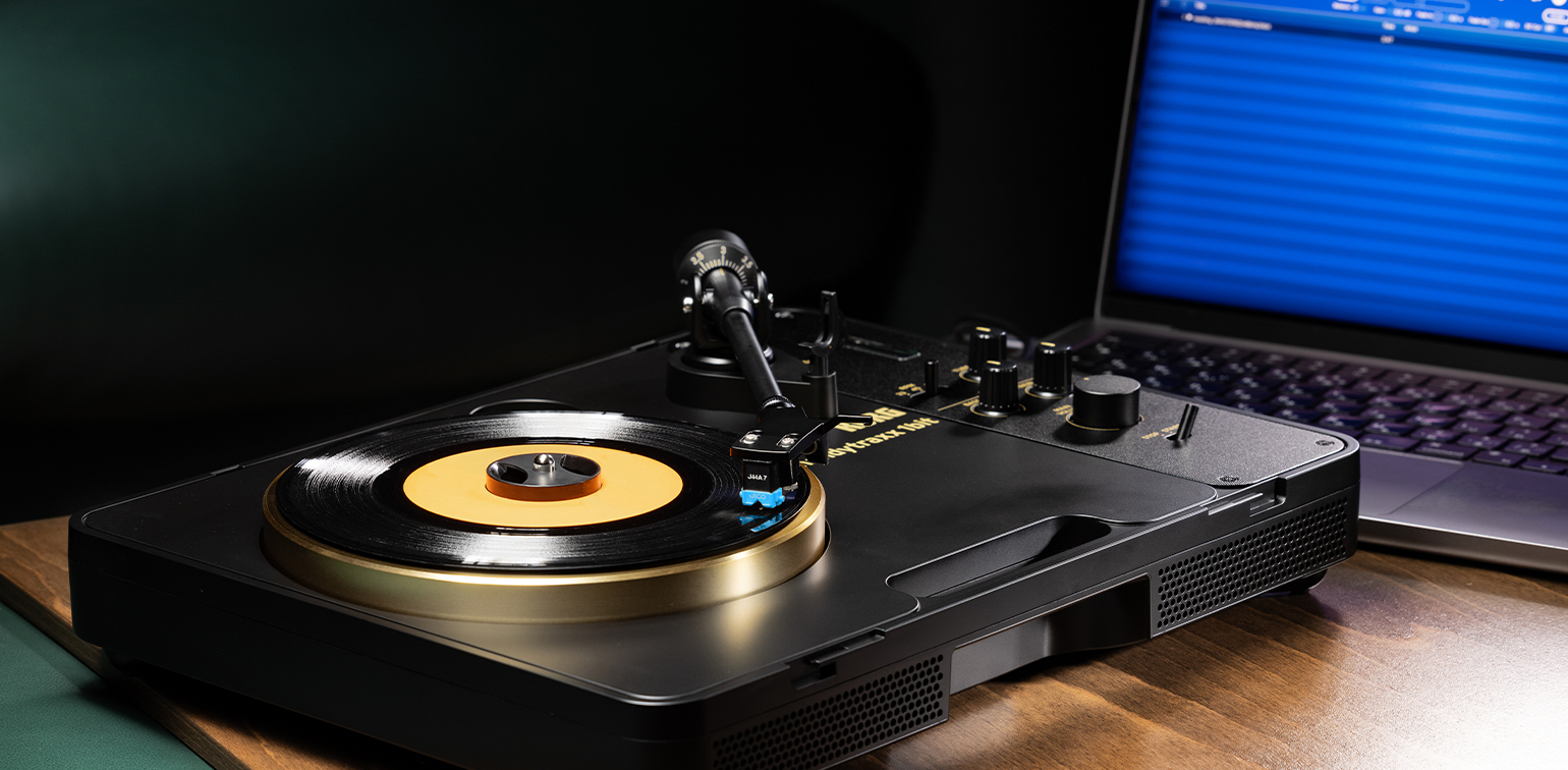 Korg handytraxx 1bit com um single no prato, ligado a um portátil para gravar