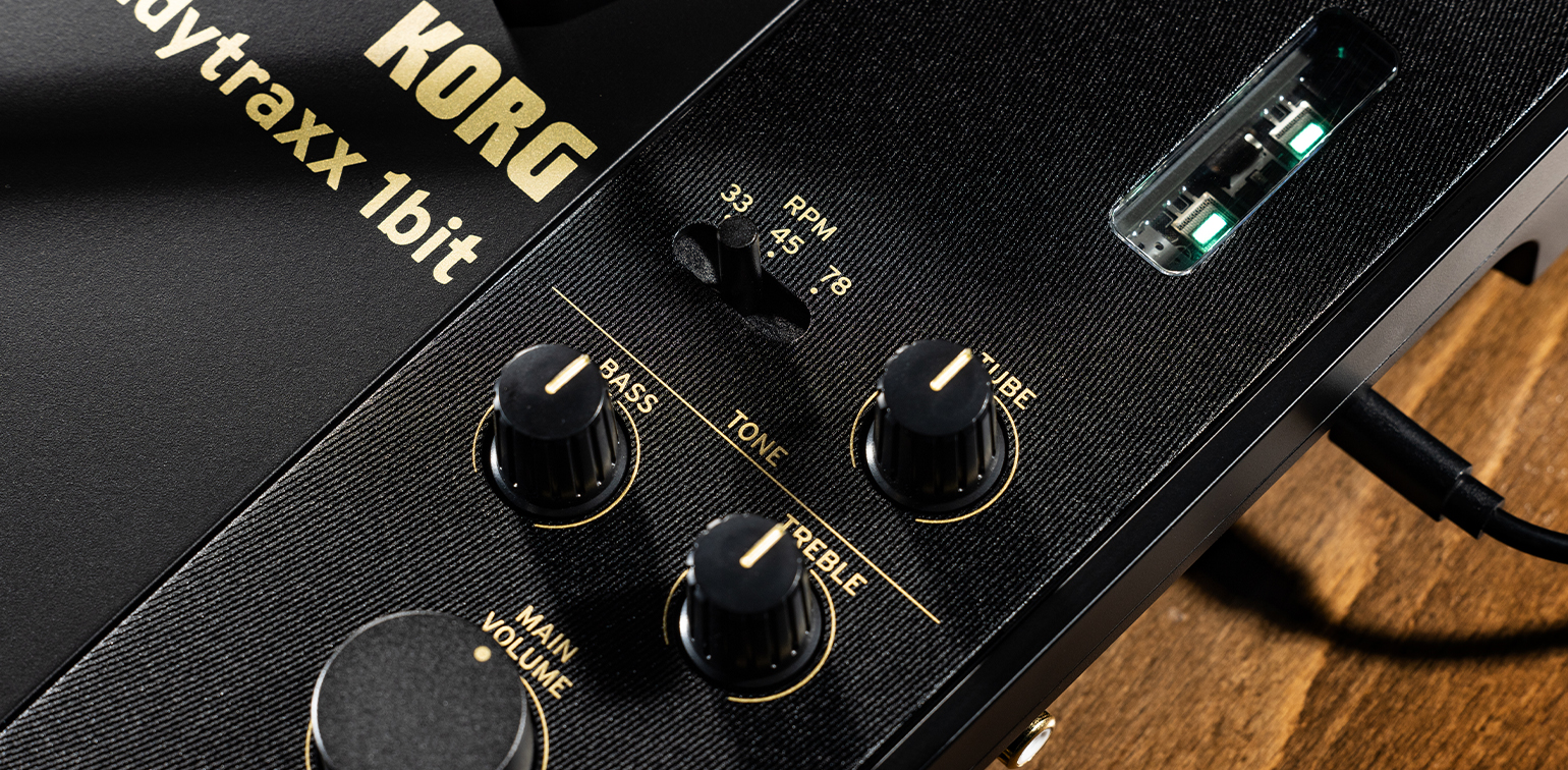 Painel dourado do Korg handytraxx 1bit com a válvula Nutube e os botões de tom, TUBE e volume