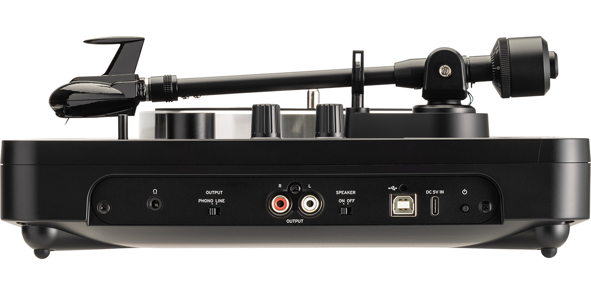 Lateral traseira do Korg handytraxx tube J com a saída RCA, o USB e a alimentação USB-C