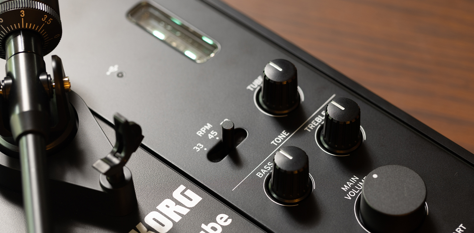 Painel do Korg handytraxx tube com a válvula Nutube iluminada e os botões de tom e volume
