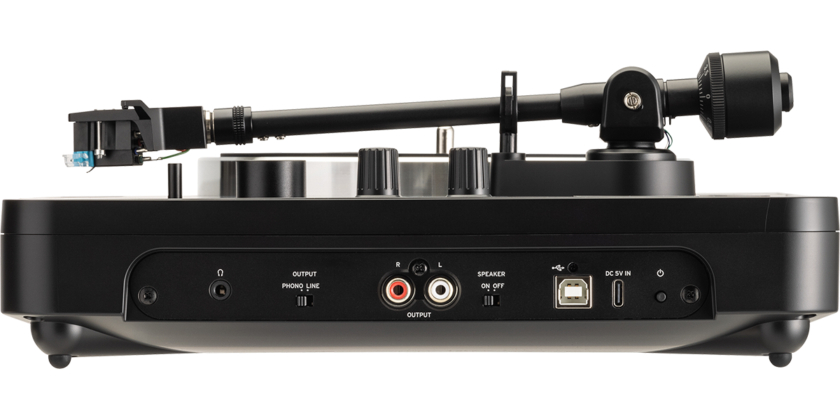 Lateral traseira do Korg handytraxx tube com a saída RCA, o seletor de altifalante, o USB e a alimentação USB-C