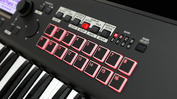 Pads do Korg KROSS 2 iluminados a vermelho junto aos botões do sampler