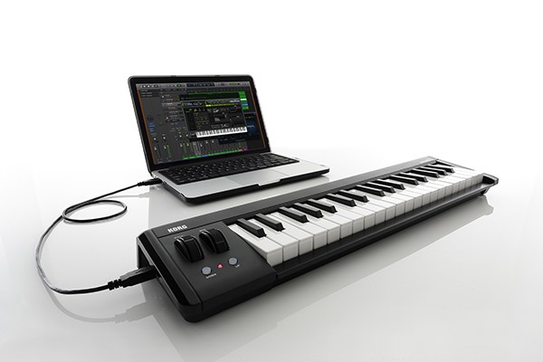 Korg microKEY2-37 em perspetiva junto a um portátil com um programa de produção musical