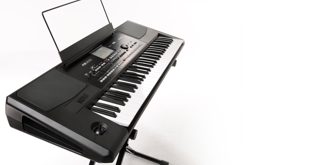 Teclado arranger Korg Pa300 em perspetiva com a estante montada, sobre um suporte