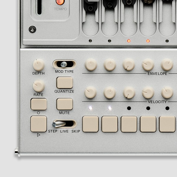 Sección del secuenciador del Korg phase8 con los mandos DEPTH y RATE, el selector MOD TYPE y el conmutador STEP LIVE SKIP